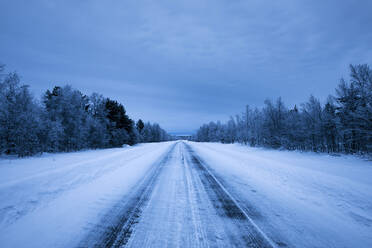 Landstraße im Winter, Sotkajarvi, Enontekioe, Finnland - WVF01545