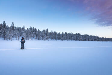 Schneeschuhwanderer in Winterlandschaft, Sotkajarvi, Enontekioe, Finnland - WVF01554