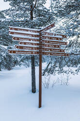 Signpost in winter, Ounasjaervi, Hetta, Enontekioe, Finland - WVF01557