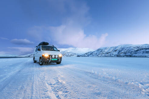 Wohnmobil auf dem zugefrorenen Tanafjord, Suoidnesuolu, Tana, Norwegen - WVF01569