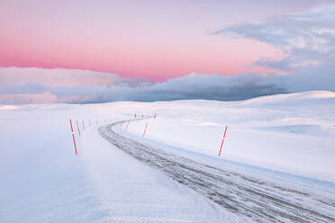 Stimmungsvolle Winterlandschaft mit Straße, Tana, Norwegen - WVF01585
