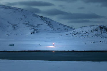 Straßenlaterne an der Küste in der Dämmerung, Berlevag, Norwegen - WVF01599