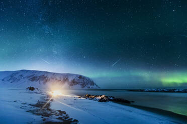 Nordlicht über dem Strand mit Lagerfeuer, Berlevag, Norwegen - WVF01607