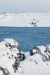 Abgelegenes Haus an der Küste im Winter, Kongsfjord, Berlevag, Norwegen - WVF01611