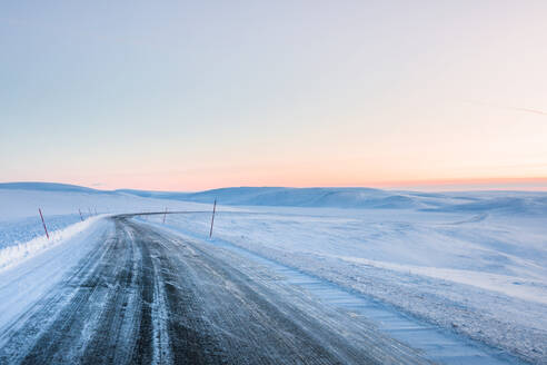 Landstraße im Winter, Berlevag, Norwegen - WVF01613