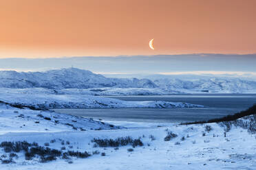 Morgenstimmung mit Mond im Winter, Lebesby, Lakse Fjord, Norwegen - WVF01621