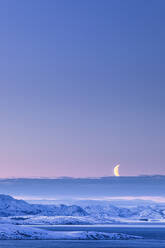 Morgenstimmung mit Mond im Winter, Lebesby, Lakse Fjord, Norwegen - WVF01622
