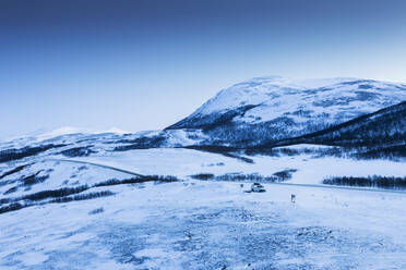 Winterlandschaft mit Wohnmobil in der Morgendämmerung, Lebesby, Norwegen - WVF01624