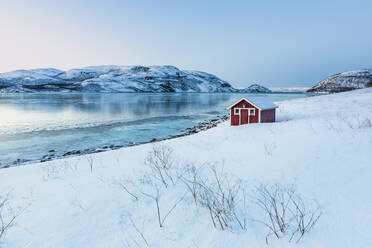 Küstenlandschaft mit roter Hütte im Winter, Lebesby, Lakse Fjord, Norwegen - WVF01625