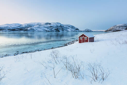 Küstenlandschaft mit roter Hütte im Winter, Lebesby, Lakse Fjord, Norwegen - WVF01625
