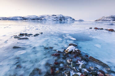 Küstenlandschaft im Winter mit zugefrorenem Lakse Fjord, Lebesby, Norwegen - WVF01626
