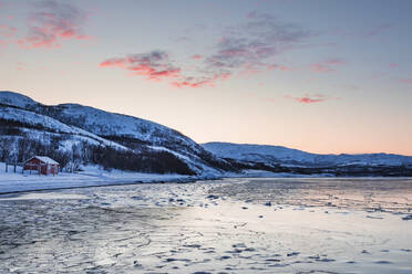 Küstenlandschaft im Winter mit zugefrorenem Lakse Fjord, Lebesby, Norwegen - WVF01627