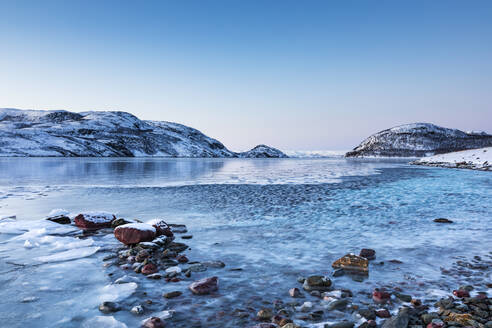 Küstenlandschaft im Winter mit zugefrorenem Lakse Fjord, Lebesby, Norwegen - WVF01628