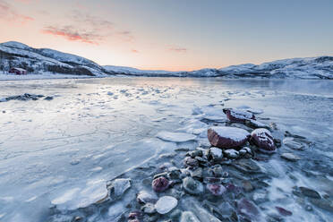 Küstenlandschaft im Winter mit zugefrorenem Lakse Fjord, Lebesby, Norwegen - WVF01629