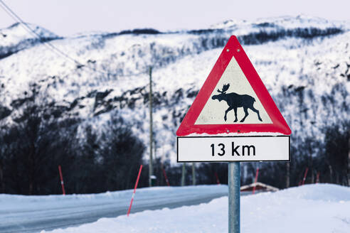 Straßenschild mit Elchüberquerung im Winter, Lebesby, Norwegen - WVF01630