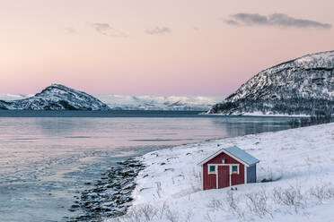 Küstenlandschaft mit roter Hütte im Winter, Lebesby, Lakse Fjord, Norwegen - WVF01633