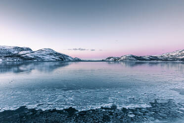 Küstenlandschaft im Winter mit zugefrorenem Lakse Fjord, Lebesby, Norwegen - WVF01634
