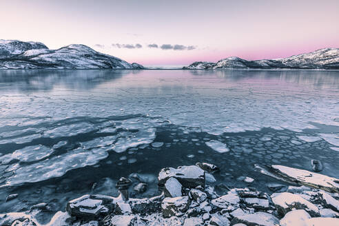 Küstenlandschaft im Winter mit zugefrorenem Lakse Fjord, Lebesby, Norwegen - WVF01635