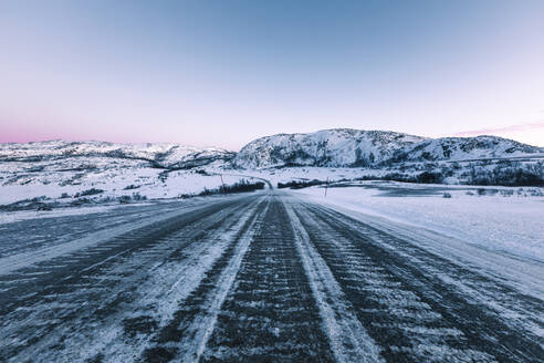 Eisige Fahrbahn im Winter, Lebesby, Norwegen - WVF01636