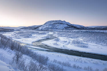 Landschaft mit dem Fluss Storelvvassdraget im Winter, Lebesby, Norwegen - WVF01640