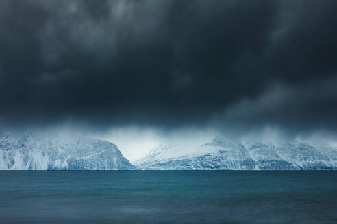 Bewölkte Atmosphäre an der Küste im Winter, Fjord Lyngen, Skibotn, Norwegen - WVF01647