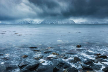 Bewölkte Atmosphäre an der Küste im Winter, Fjord Lyngen, Skibotn, Norwegen - WVF01648