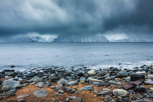 Bewölkte Atmosphäre an der Küste im Winter, Fjord Lyngen, Skibotn, Norwegen - WVF01649
