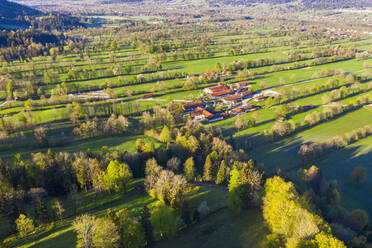 Deutschland, Bayern, Gaissach, Drohnenansicht eines kleinen ländlichen Weilers im Frühling - SIEF09849