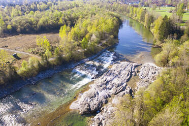 Deutschland, Bayern, Lenggries, Drohnenansicht der Isar im Frühling - SIEF09854