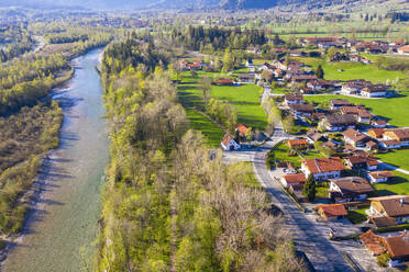 Deutschland, Bayern, Lenggries, Drohnenansicht der Isar und der angrenzenden Stadt im Frühling - SIEF09855