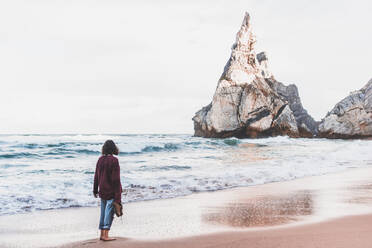 Frau am Ufer des Ursa-Strandes, Region Lisboa, Portugal - FVSF00362