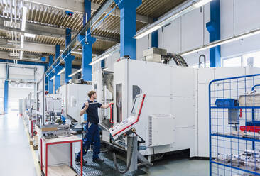 Man working on a machine in a factory - DIGF11323