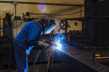 Schweißer beim Schweißen von Metall in einer Fabrik - DIGF11358