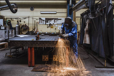 Schweißer beim Schweißen von Metall in einer Fabrik - DIGF11360