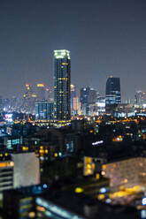 Thailand, Bangkok, Neigungsverschiebung von Wolkenkratzern in der Innenstadt bei Nacht - GIOF08208