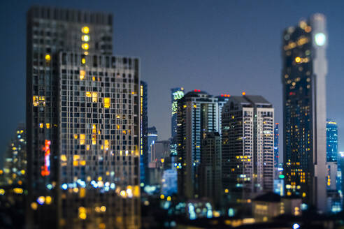 Thailand, Bangkok, Neigungsverschiebung von Wolkenkratzern in der Innenstadt bei Nacht - GIOF08209