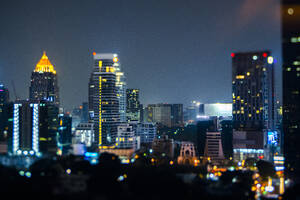 Thailand, Bangkok, Neigungsverschiebung von Wolkenkratzern in der Innenstadt bei Nacht - GIOF08210