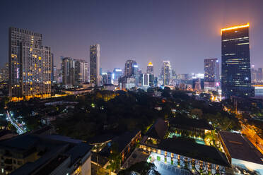 Thailand, Bangkok, Beleuchtete Stadt in der Innenstadt bei Nacht - GIOF08213