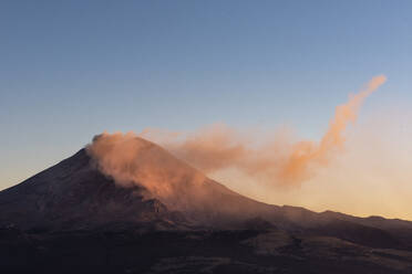 Der Vulkan Popocatlepetl raucht bei Sonnenuntergang - CAVF81956