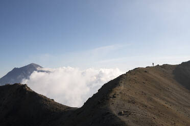 Eine Person läuft in der Nähe des Gipfels des Vulkans Iztaccihuatl in Mexiko - CAVF81969