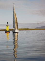 Segelboot bei ruhigem Wetter in der Nähe von Reykjavik - CAVF82153