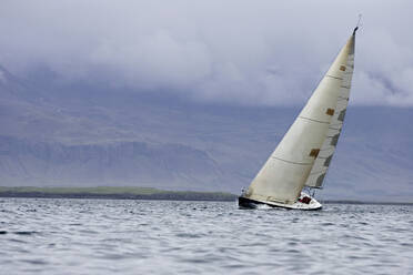 Segelboot kippt bei Wind in Island - CAVF82156