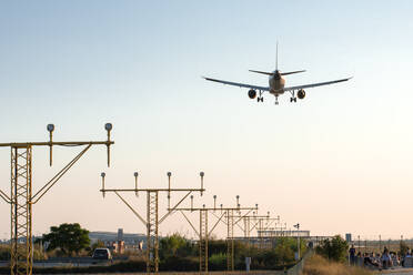 Flugzeuglandung bei Sonnenuntergang - Bild - CAVF82162