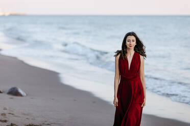 Zarte Ballerina tanzt bei Sonnenuntergang am Strand - TCEF00682