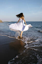 Ballerina im weißen Kleid tanzt am Meer - TCEF00685