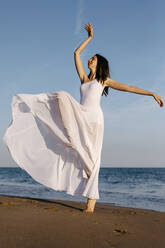 Ballerina im weißen Kleid tanzt am Meer - TCEF00688