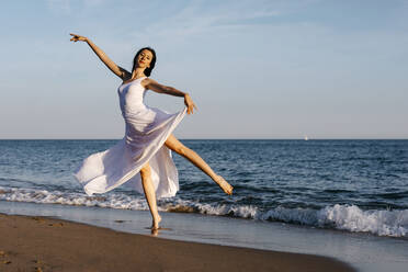 Ballerina im weißen Kleid tanzt am Meer - TCEF00690