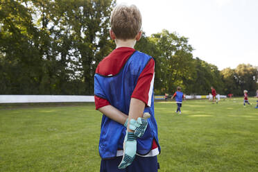 Fußballjunge in Uniform auf dem Feld stehend - AUF00511