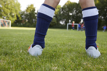 Fußballjunge auf dem Feld stehend - AUF00514