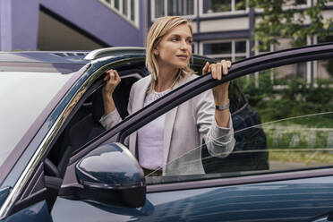 Porträt eines Autofahrers mit Blick in die Ferne - MFF05600